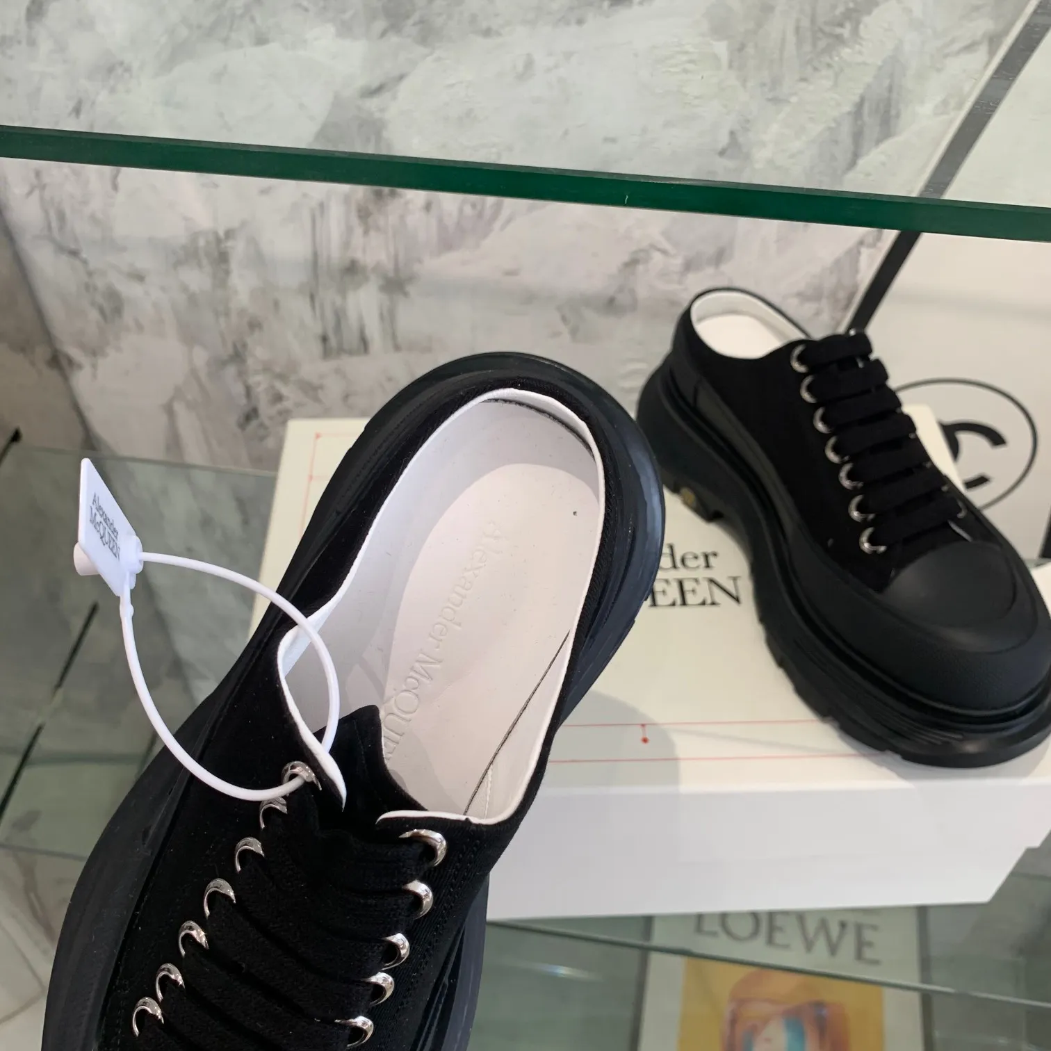 👟👟Ex-factory price 500👟👟 Mc Queen is in stock all year round [Rose] McQueen [Rose] dad shoes [Rose] ss early spring first release‼ ️‼ ️The latest Milan Fashion Week T-stage catwalk model, the unique and personalized design is very classy on the feet, and the round toe design allows the toes to be completely released. I spent a lot of money to buy multiple pairs of the originals and dismantled them and made replicas. Many celebrities such as Guli Nazha, Wu Lei, and Internet celebrity bloggers have endorsed Xiaohongshu’s popular products, and the products are sold out at the counters! Fabric: Imported pure cotton fabric Lining: Imported silk sheepskin Feet: Imported silk sheepskin Size: Women's 35-40. Packaging: original full set of packaging, outsole: increased by 5 cm, original outsole